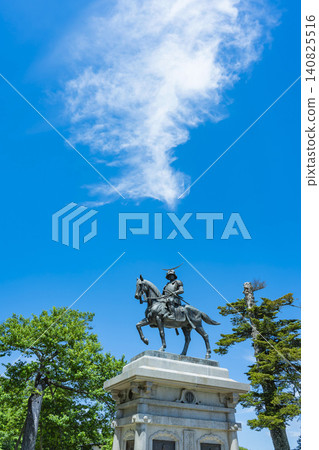 藍天與伊達政宗騎馬雕像。 藍天與伊達政宗騎馬雕像。 140825516