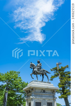 藍天與伊達政宗騎馬雕像。 藍天與伊達政宗騎馬雕像。 140825519