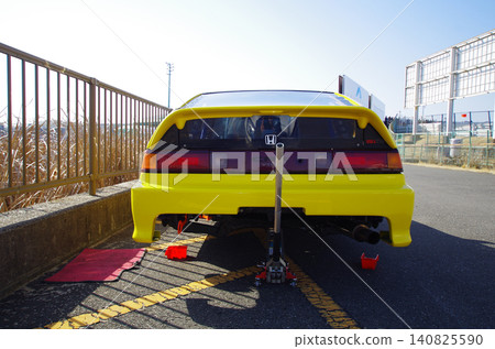 一輛從後方被千斤頂頂起的汽車 一輛從後方被千斤頂頂起的汽車 140825590