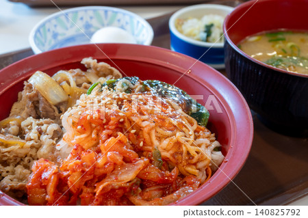 我在日本岡山縣玉野市吃了一份非常美味的牛肉拌飯。 我在日本岡山縣玉野市吃了一份非常美味的牛肉拌飯。 140825792