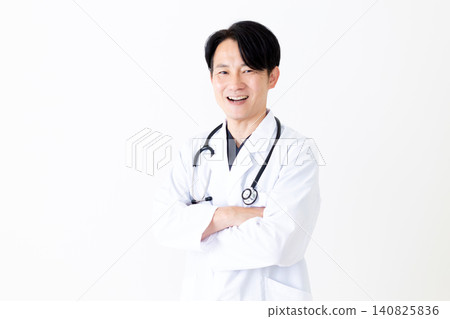 身穿白大褂的中年男性醫生 身穿白大褂的中年男性醫生 140825836