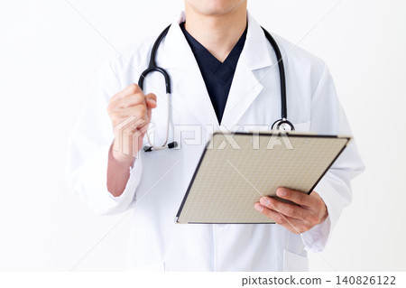 一位身穿白大褂的中年男醫生手持文件夾,做出勝利的手勢。 一位身穿白大褂的中年男醫生手持文件夾,做出勝利的手勢。 140826122