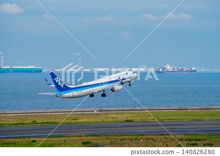 一架客機從中部國際機場起飛,背景是伊勢灣和四日市工業園區。 一架客機從中部國際機場起飛,背景是伊勢灣和四日市工業園區。 140826280
