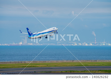 一架客機從中部國際機場起飛,背景是伊勢灣和四日市工業園區。 一架客機從中部國際機場起飛,背景是伊勢灣和四日市工業園區。 140826282