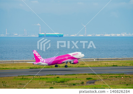 一架客機從中部國際機場起飛,背景是伊勢灣和四日市工業園區。 一架客機從中部國際機場起飛,背景是伊勢灣和四日市工業園區。 140826284