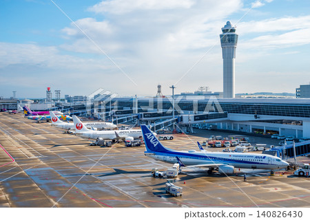 從中部國際機場的「空中觀景台」看到的景色:停在停機坪上的國內客運飛機。 從中部國際機場的「空中觀景台」看到的景色:停在停機坪上的國內客運飛機。 140826430