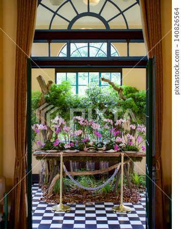 Spring and early summer flowers bloom in abundance in a Western-style mansion bathed in spring sunlight. Spring and early summer flowers bloom in abundance in a Western-style mansion bathed in spring sunlight. 140826564