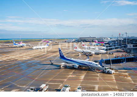 從中部國際機場的「空中觀景台」看到的景色:停在停機坪上的國內客運飛機。 從中部國際機場的「空中觀景台」看到的景色:停在停機坪上的國內客運飛機。 140827105