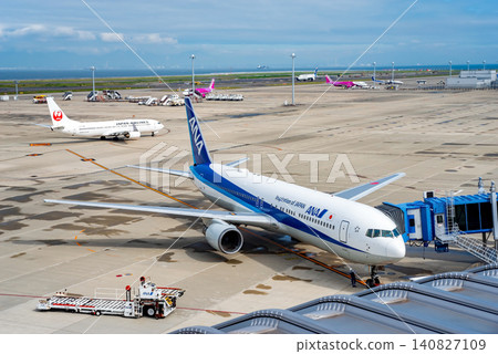 從中部國際機場的「空中觀景台」看到的景色:停在停機坪上的國內客運飛機。 從中部國際機場的「空中觀景台」看到的景色:停在停機坪上的國內客運飛機。 140827109