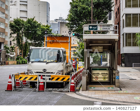 Road construction in front of subway entrances: Station improvements and urban infrastructure development. Road construction in front of subway entrances: Station improvements and urban infrastructure development. 140827127