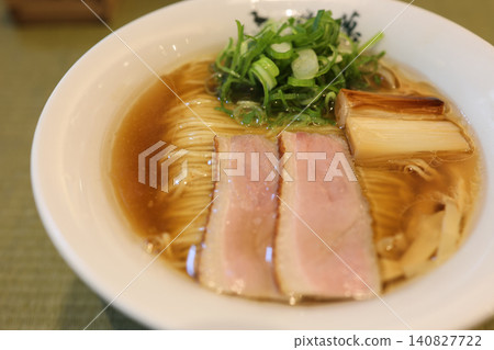 東京禦徒町人氣餐廳「鴨與蔥拉麵」的鴨肉拉麵。清澈的醬油湯底和漂亮的鴨肉叉燒特寫。 東京禦徒町人氣餐廳「鴨與蔥拉麵」的鴨肉拉麵。清澈的醬油湯底和漂亮的鴨肉叉燒特寫。 140827722