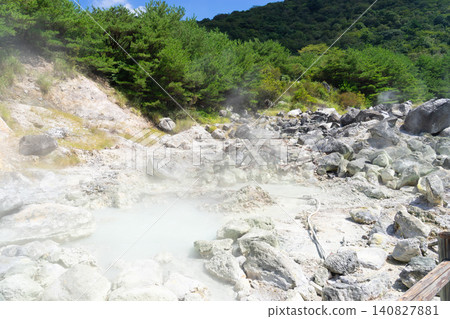 雲仙溫泉的溫泉源頭區域,蒸氣從地面升起。 雲仙溫泉的溫泉源頭區域,蒸氣從地面升起。 140827881