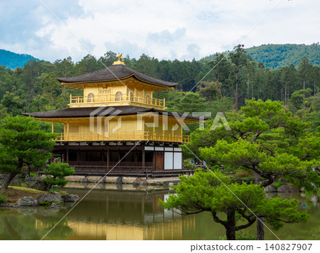 初夏時節金閣寺的美景 140827907