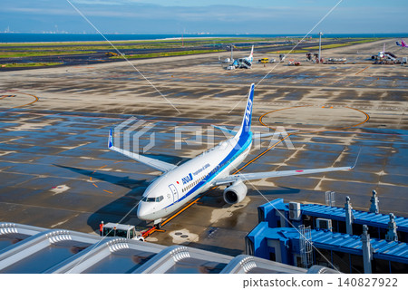 從中部國際機場的「空中觀景台」看到的景象:一架國內客運飛機離開登機口準備起飛。 從中部國際機場的「空中觀景台」看到的景象:一架國內客運飛機離開登機口準備起飛。 140827922