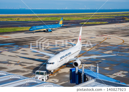 從中部國際機場的「空中觀景台」看到的景象:一架國內客運飛機離開登機口準備起飛。 從中部國際機場的「空中觀景台」看到的景象:一架國內客運飛機離開登機口準備起飛。 140827923