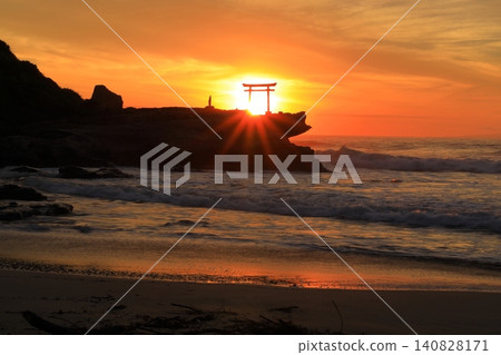 Sunrise over Shirahama Ohama Beach in Shimoda, Izu Sunrise over Shirahama Ohama Beach in Shimoda, Izu 140828171