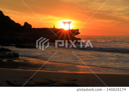 Sunrise over Shirahama Ohama Beach in Shimoda, Izu Sunrise over Shirahama Ohama Beach in Shimoda, Izu 140828174