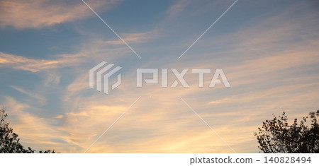 背景圖片：夕陽西下，天空呈現出絢麗的色彩。 140828494