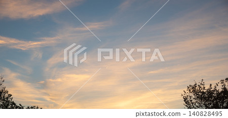 背景圖片:夕陽西下,天空呈現出絢麗的色彩。 背景圖片:夕陽西下,天空呈現出絢麗的色彩。 140828495