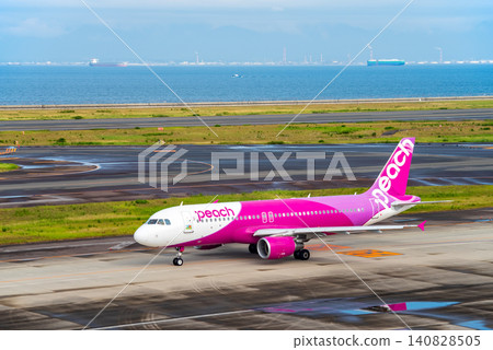 從中部國際機場的「空中觀景台」看到的景象:國內客運飛機正前往跑道準備起飛。 從中部國際機場的「空中觀景台」看到的景象:國內客運飛機正前往跑道準備起飛。 140828505