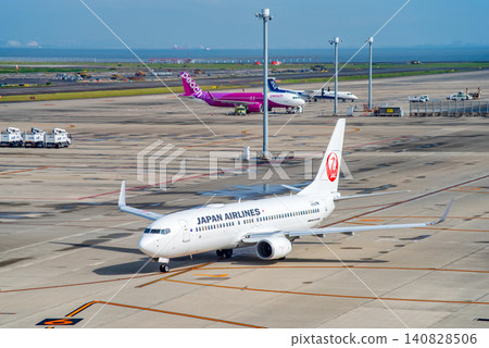 從中部國際機場的「空中觀景台」看到的景象:國內客運飛機正前往跑道準備起飛。 從中部國際機場的「空中觀景台」看到的景象:國內客運飛機正前往跑道準備起飛。 140828506