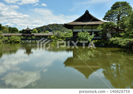 平安神宮東御苑：西鳳池的太平閣和尚美館建築（京都市左京區） 140828759