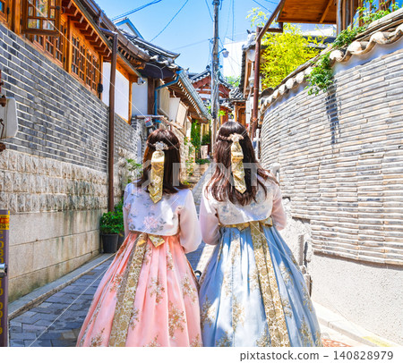 韓國旅遊、韓服（韓國傳統服飾）和女生旅行的圖片：北村韓屋村 140828979