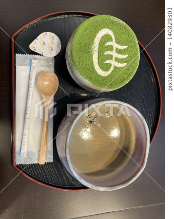 Enjoy matcha tiramisu and a warm cup of tea at a Japanese-style cafe. Enjoy matcha tiramisu and a warm cup of tea at a Japanese-style cafe. 140829301