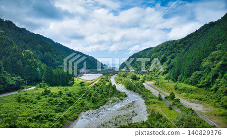 The Sakai River, which flows along the border between Toyama and Niigata prefectures, the Sea of Japan into which it flows, and the elevated bridges of the Hokuriku Expressway and Hokuriku Shinkansen in the surrounding area. The Sakai River, which flows along the border between Toyama and Niigata prefectures, the Sea of Japan into which it flows, and the elevated bridges of the Hokuriku Expressway and Hokuriku Shinkansen in the surrounding area. 140829376