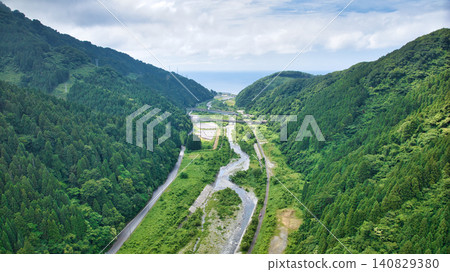 流經富山縣和新潟縣交界處的堺川,注入日本海,以及週邊地區的北陸高速公路和北陸新幹線的高架橋。 流經富山縣和新潟縣交界處的堺川,注入日本海,以及週邊地區的北陸高速公路和北陸新幹線的高架橋。 140829380