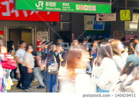 東京—擁擠的新宿站 東京—擁擠的新宿站 140829451