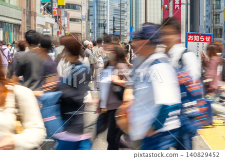東京—擁擠的新宿站 東京—擁擠的新宿站 140829452