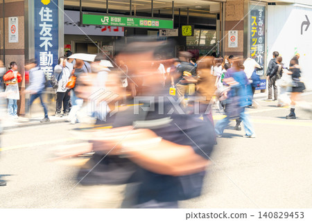 東京—擁擠的新宿站 東京—擁擠的新宿站 140829453