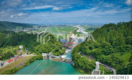 橫跨黑部川及週邊廣闊的黑部川沖積扇地區的紅色愛本橋。 140829613