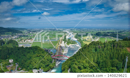 橫跨黑部川及週邊廣闊的黑部川沖積扇地區的紅色愛本橋。 橫跨黑部川及週邊廣闊的黑部川沖積扇地區的紅色愛本橋。 140829621
