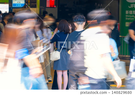 東京—擁擠的新宿站 東京—擁擠的新宿站 140829680