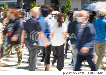 東京—擁擠的新宿站 東京—擁擠的新宿站 140829684