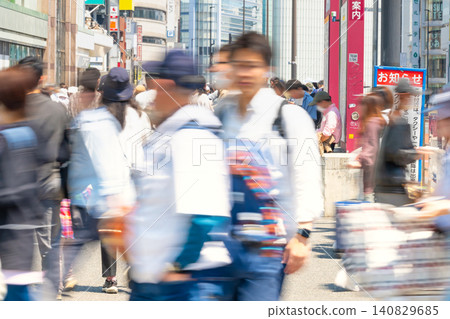 東京—擁擠的新宿站 東京—擁擠的新宿站 140829685