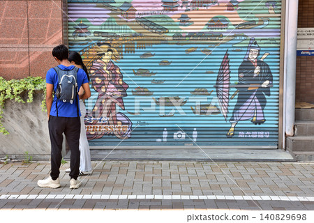 外國遊客在淺草助六夢街尋找目的地。 140829698