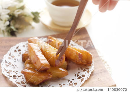 Sweet potato sticks and roasted green tea Sweet potato sticks and roasted green tea 140830070