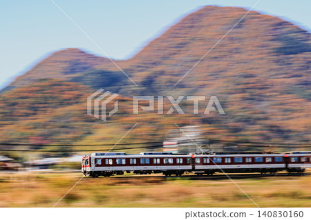 透過搖攝鏡頭，近鐵列車在秋色宜人的二上山映襯下，展現出動感十足的景象。 140830160
