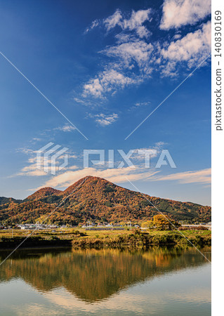 疾馳的近鐵列車與色彩繽紛的二上山秋景交相輝映。 疾馳的近鐵列車與色彩繽紛的二上山秋景交相輝映。 140830169