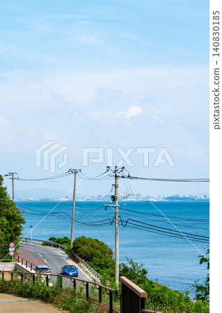 從鹿之島山頂眺望博多灣和博多市。 從鹿之島山頂眺望博多灣和博多市。 140830185
