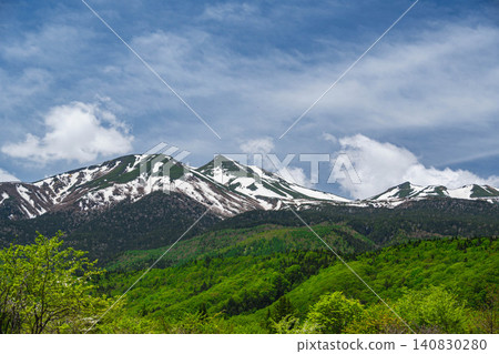 初夏時節乘著鞍山的景色，以及鬱鬱蔥蔥的植被。 140830280