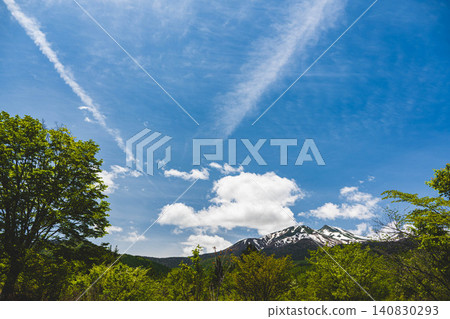 From Ichinose Park, you can see the snow-capped Mt. Norikura and contrails stretching across the blue sky. From Ichinose Park, you can see the snow-capped Mt. Norikura and contrails stretching across the blue sky. 140830293