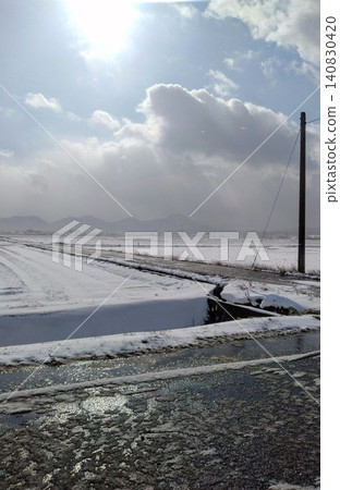 Snow-covered countryside and winter sky Snow-covered countryside and winter sky 140830420