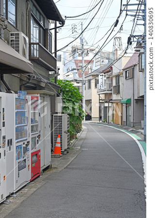 A corner lined with vending machines – the gentle curves of Yanaka, Nezu, and Sendagi paint a peaceful, everyday scene of downtown Tokyo. A corner lined with vending machines – the gentle curves of Yanaka, Nezu, and Sendagi paint a peaceful, everyday scene of downtown Tokyo. 140830695
