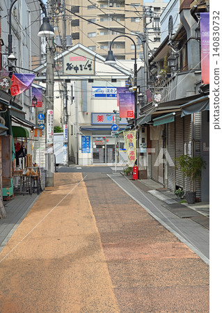歷史悠久的商店街的出口：谷中銀座拱門和電線桿，是谷中-根津-千馱木（Yanaka-Nezu-Sendagi）街區的象徵。 140830732