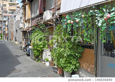 Summer decorations adorn the eaves; lush greenery and everyday scenes of old houses spread across the back alleys of Yanaka, Nezu, and Sendagi. Summer decorations adorn the eaves; lush greenery and everyday scenes of old houses spread across the back alleys of Yanaka, Nezu, and Sendagi. 140830840