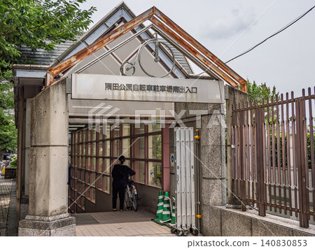 地下自行車停車區入口;使用者正在進入停車位。 地下自行車停車區入口;使用者正在進入停車位。 140830853